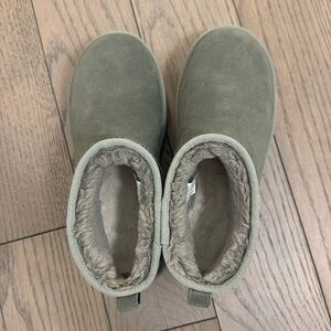 Ugg Classic Ultra Mini Platform Boots Size 9, EU 40